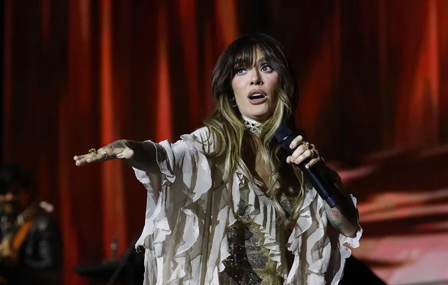 La cantante Kany García revela que tiene una condición en la columna que la encorva