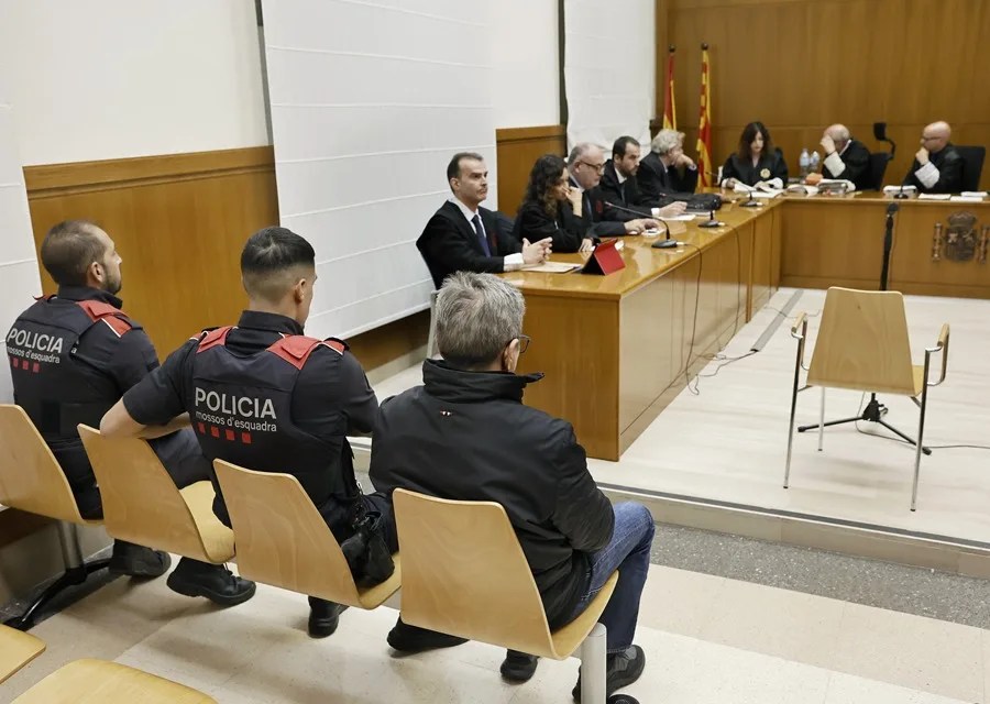 La Audiencia de Barcelona juzga a un profesor de karate de un centro deportivo de la capital catalana.