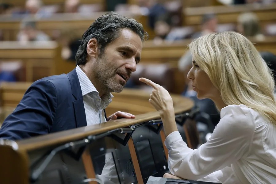 Los diputados del PP, Borja Sémper y Cayetana Álvarez de Toledo conversan