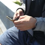 Una persona mira el teléfono móvil