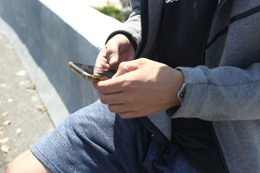Una persona mira el teléfono móvil