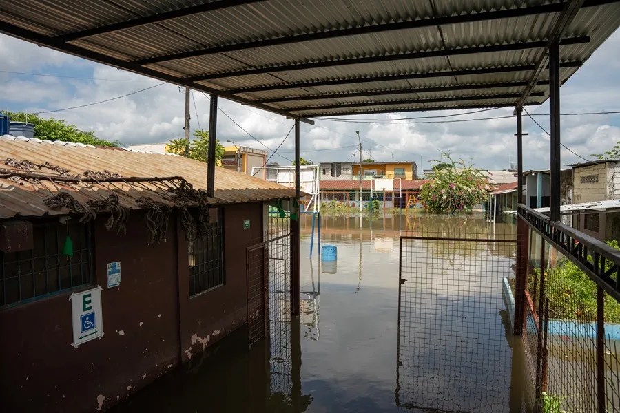 Las fuertes lluvias dejan cinco ríos y un estero desbordados en tres provincias de Ecuador