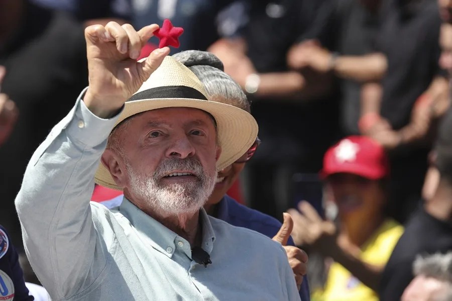 Lula multiplica los anuncios de beneficios a los brasileños y recibe el apoyo de Pedro Sánchez para las elecciones