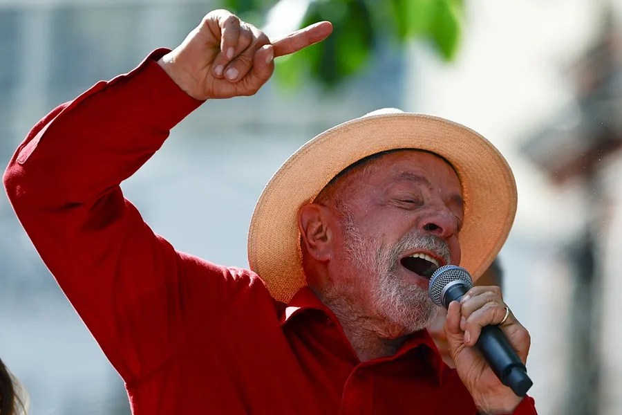 Lula dice que Brasil decidirá entre "besar" su bandera o "ponerse a cuatro patas" con EE.UU.