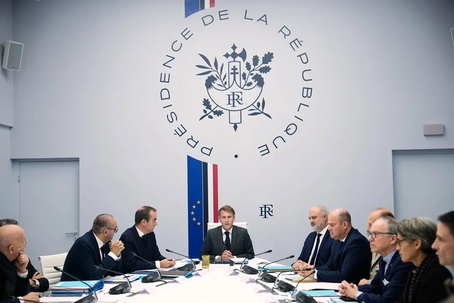 El presidente francés, Emmanuel Macron (centro), asiste a una reunión del consejo de seguridad 