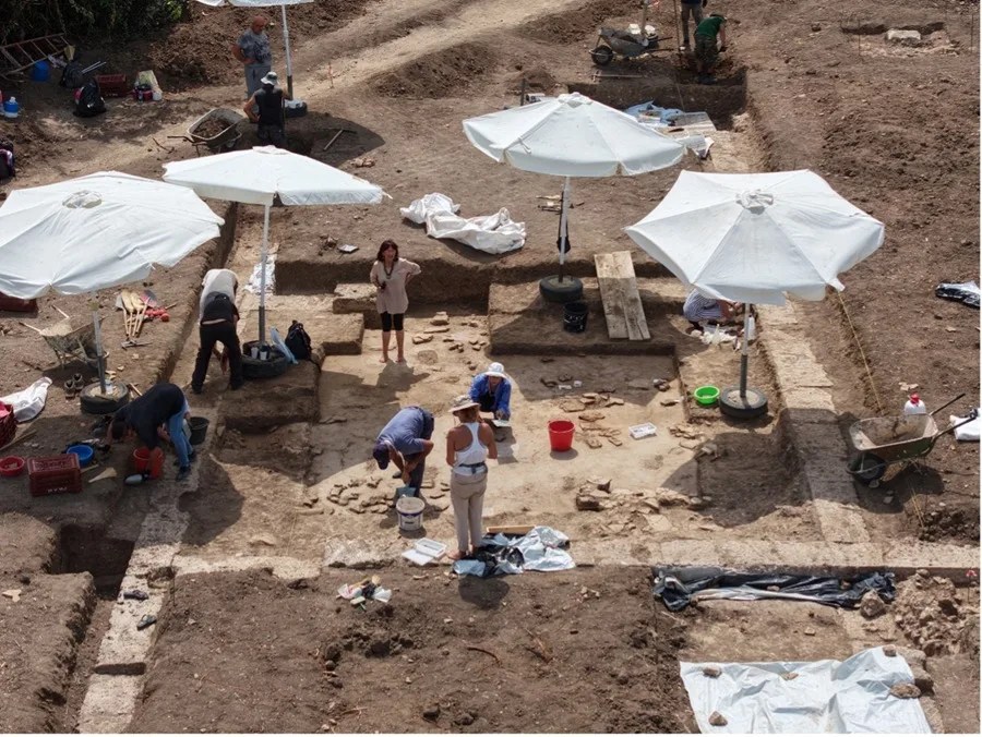 Arqueólogos griegos trabajan en el yacimiento arqueólogico de Mieza, en el norte de Grecia, en la que el filósofo griego Aristóteles educó hace más de 2.300 años al joven Alejandro Magno.