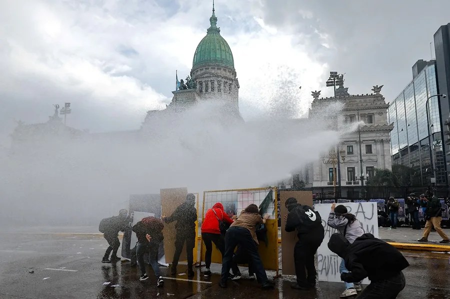 Decenas de periodistas afectados por gases y balas de goma en la protesta de Buenos Aires