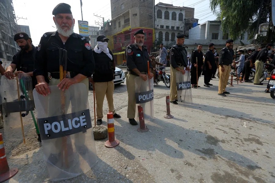 Agentes de seguridad paquistaníes montan guardia junto a barricadas en Peshawar, Pakistán