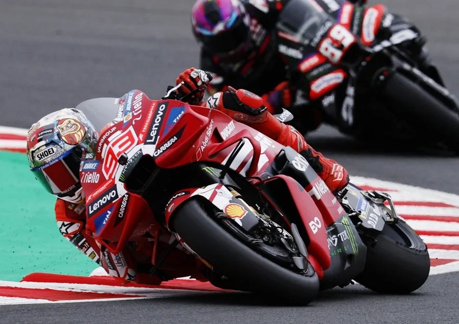 Marc Márquez (i).
