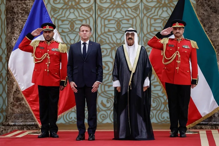 MACRON GIRA GOLFO PERSICO