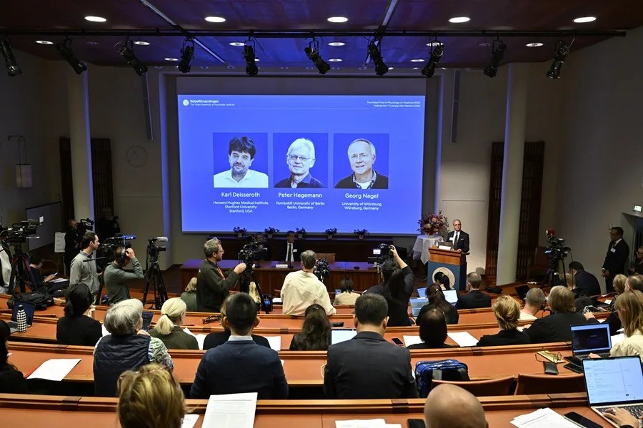Miembros de la Asamblea del Nobel anuncian a los galardonados con el Premio Nobel de Fisiología o Medicina de 2026