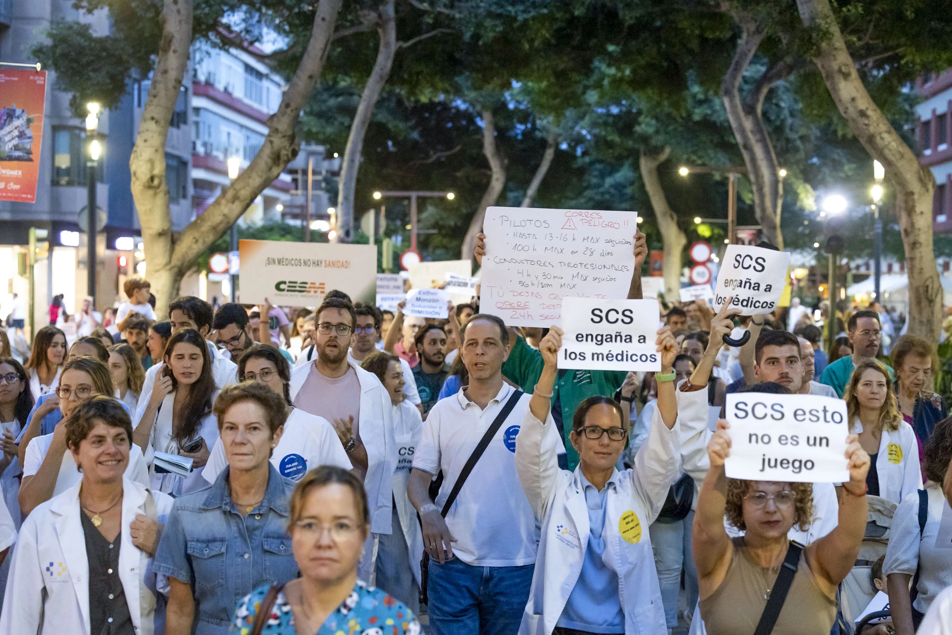 Manifestación de médicos de la sanidad pública por la avenida Mesa y López de Las Palmas de Gran Canaria, en una nueva jornada de huelga entre su colectivo. EFE/Quique Curbelo