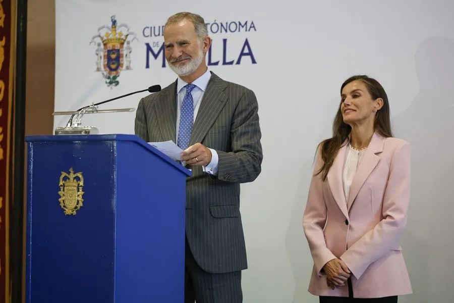 La reina Letizia (d) y el rey Felipe (i) ofrecen un discurso durante su visita a Melilla este miércoles.