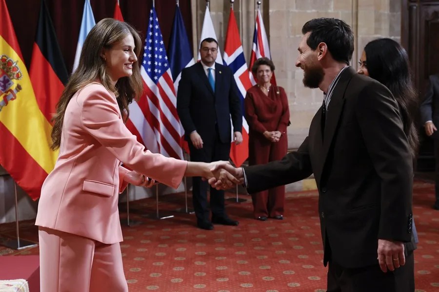 Leonor, princesa de Asturias saluda al futbolista argentino Leo Messi