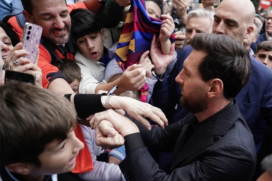 El futbolista argentino Leo Messi, Premio Princesa de Asturias de los Deportes, es recibido por los aficionados a su llegada a Oviedo