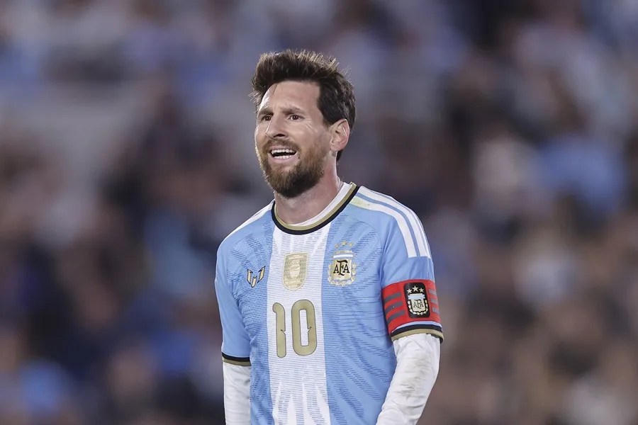 Messi se despide de la Albiceleste con 126 goles, el último de penalti, y muchas emociones