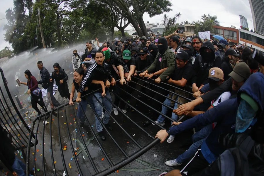 Protesta por agua contaminada en oeste de México deja nueve detenidos y decenas de heridos