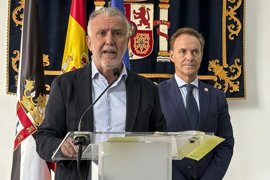 El ministro de Política Territorial y Memoria Democrática, Ángel Víctor Torres (i) y el delegado del Gobierno en Ceuta, David de la Encina, en la sede de la Delegación