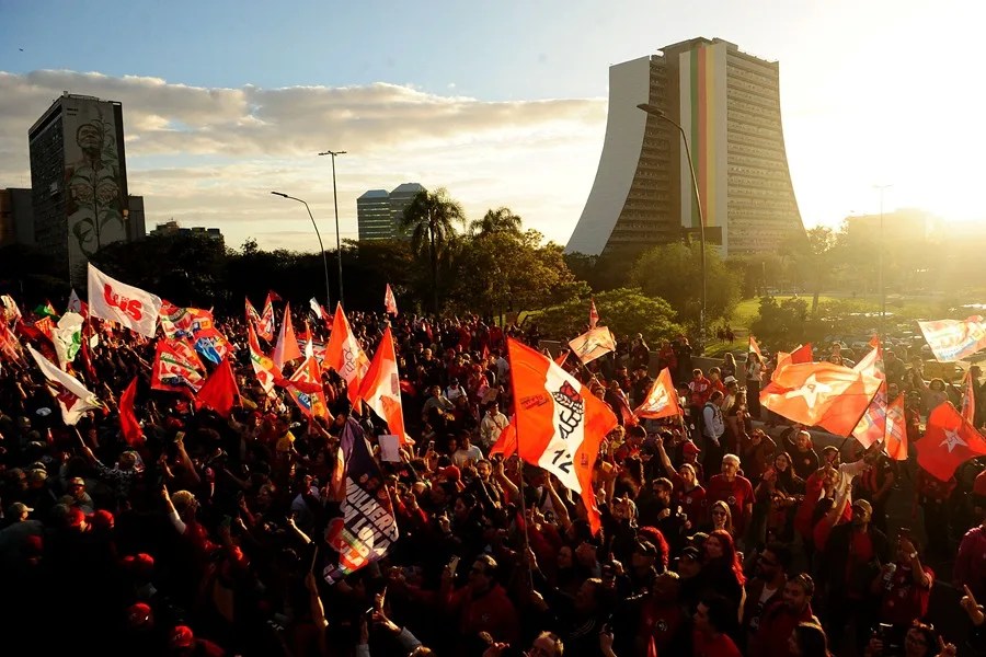 Lula eleva el tono contra Flávio Bolsonaro en una masiva marcha electoral en estado clave