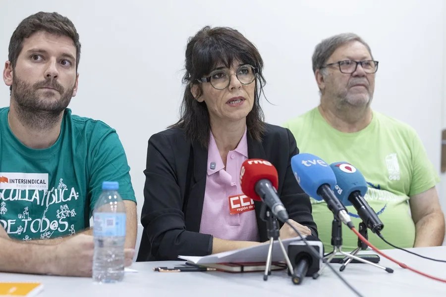 La secretaria general de CCOO, Teresa Vicente acompañada por los representantes de la Intersindical, Pablo Rodríguez (i), y de la HOAC, Joaquín Sánchez (d), durante un momento de la rueda de prensa.
