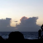 Una familia pasea este domingo en las proximidades de la playa de Doniños