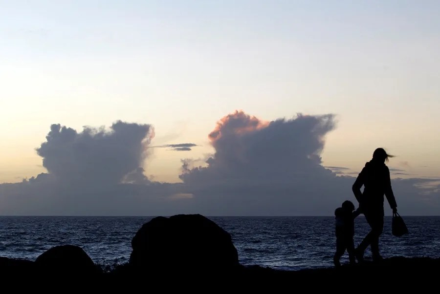 Una familia pasea este domingo en las proximidades de la playa de Doniños