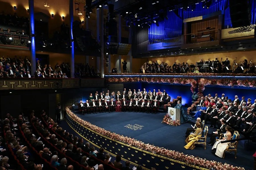 Vista general del podio con los premios Nobel durante la ceremonia de entrega del Premio Nobel