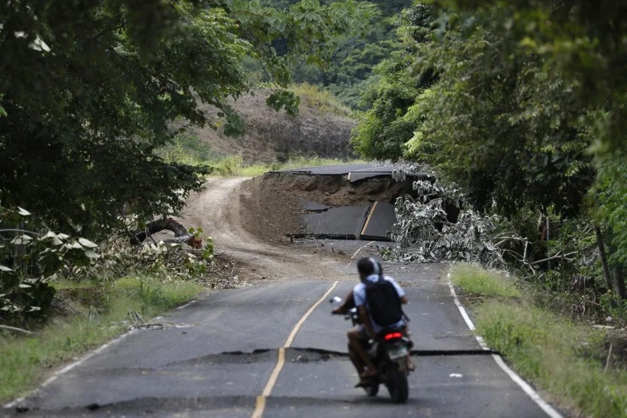 La entrega de ayuda tras el terremoto en Panamá se agiliza con la recuperación de carreteras