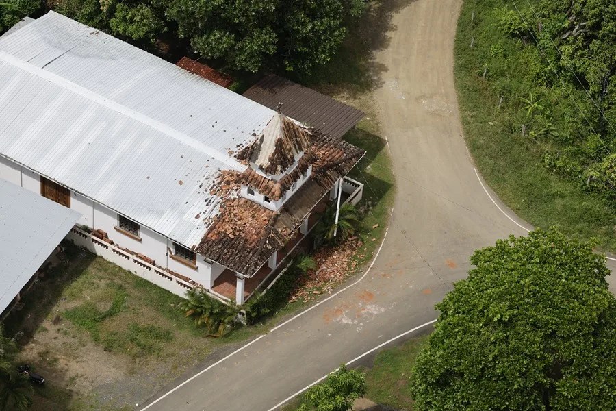 Un pueblo incomunicado por el terremoto en Panamá corre por la ayuda llegada del cielo