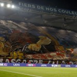 Los aficionados del PSG exhiben un tifo antes del partido de la fase de grupos de la UEFA Champions