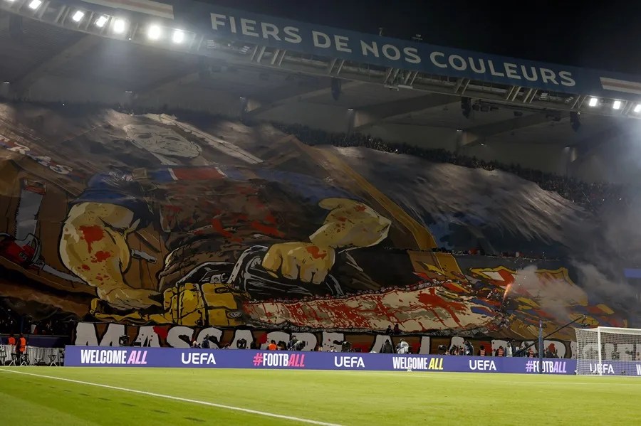 Los aficionados del PSG exhiben un tifo antes del partido de la fase de grupos de la UEFA Champions