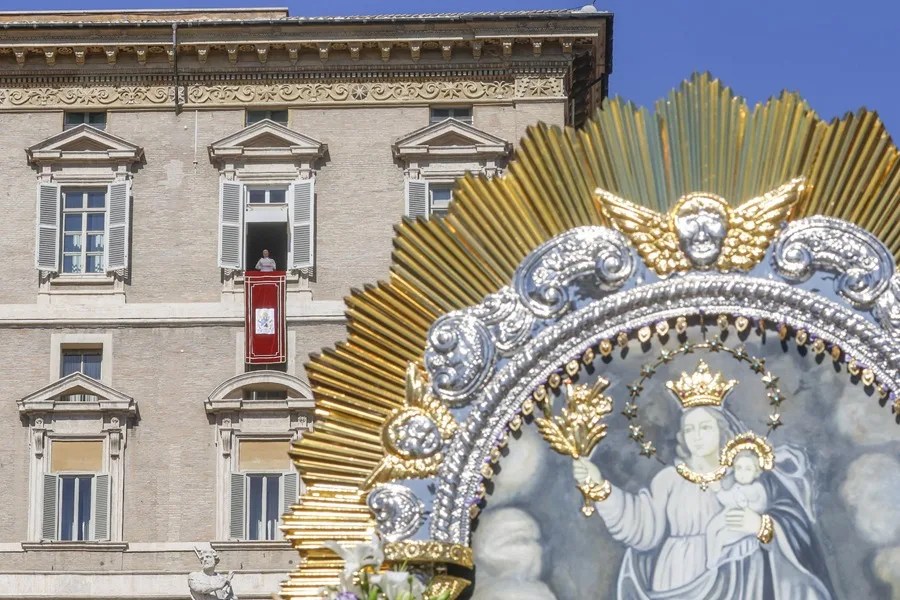 El papa León XIV, ayer desde la plaza de San Pedro en el Vaticano