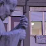 Una pancarta dedicada al Papa León en una ventana frente a la estatua de Juan Pablo II, en el exterior del Hospital Universitario Agostino Gemelli