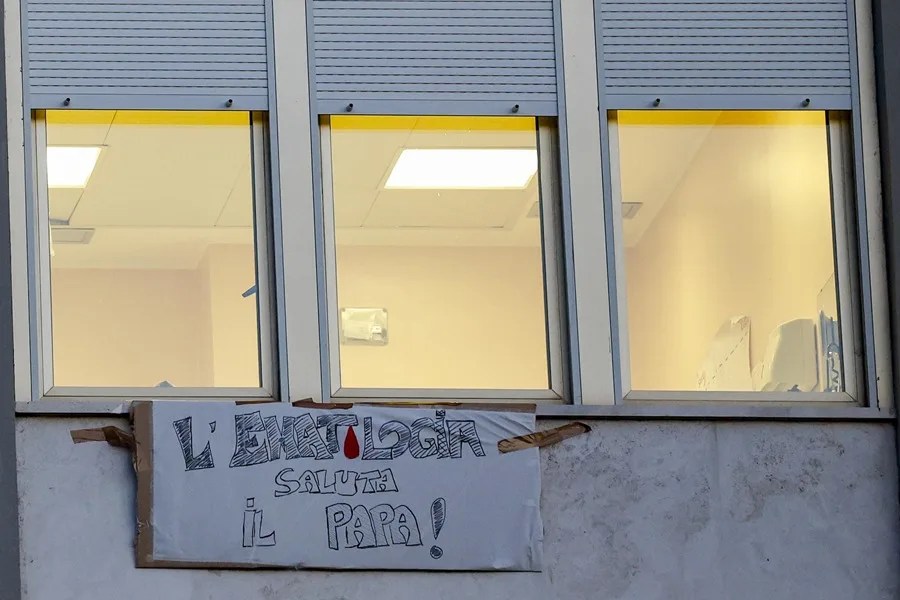 Una pancarta en honor al papa León XIV, exhibida por médicos del Departamento de Hematología del Hospital Universitario Agostino Gemelli