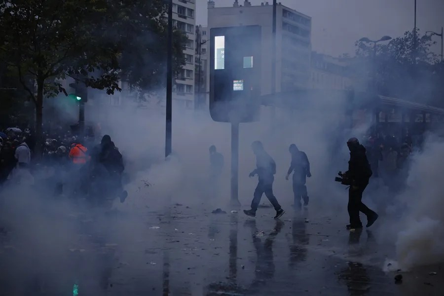 Manifestantes se enfrentan a la policía antidisturbios durante una protesta contra el aumento del costo de vida y los recortes en los servicios públicos en París