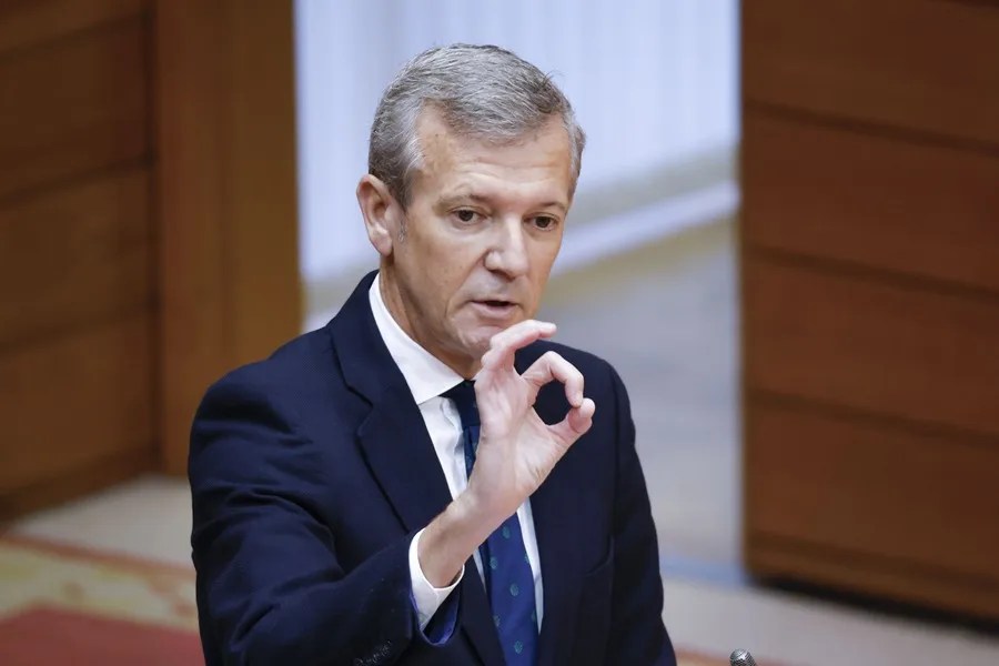 El presidente de la Xunta, Alfonso Rueda, responde a las preguntas de los grupos durante el pleno del Parlamento de Galicia, hoy miércoles en Santiago de Compostela.