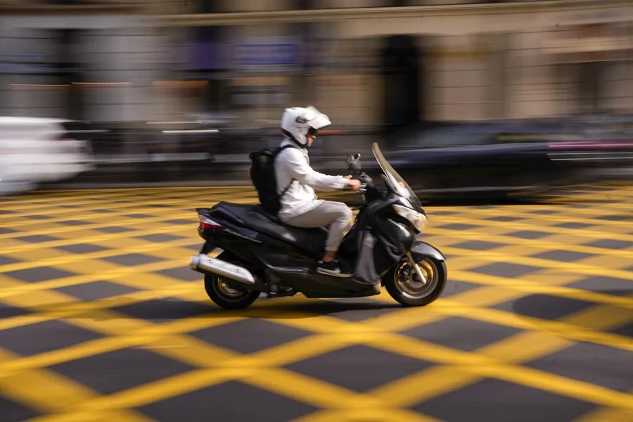 Ciclistas, motoristas y conductores de patinetes son los principales destinatarios de las nuevas normas de tráfico