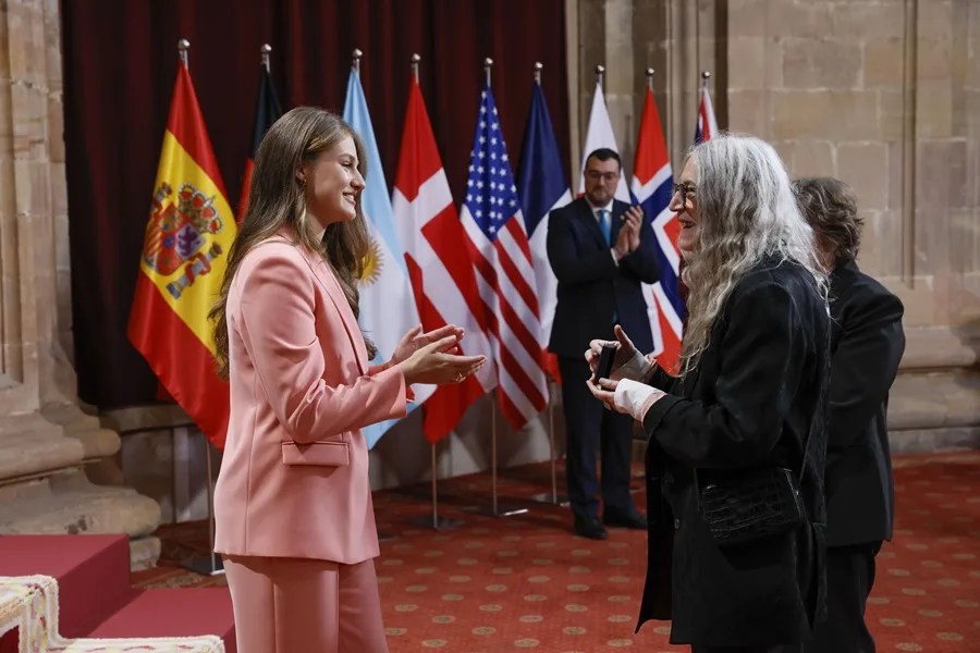 La princesa de Asturias, Leonor entrega el Princesa de Asturias de las Artes 2026 a la poeta y cantante Patti Smith (d) durante la audiencia a los galardonados con los Premios Princesa de Asturias 2026