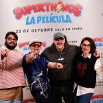 El director de cine Víctor Monigote (2i), los actores Brays Efe (i) y Ana Morgade y el músico Greg Taro (2d) posan para los fotógrafos durante la presentación de la película 'Superthings. La película'.
