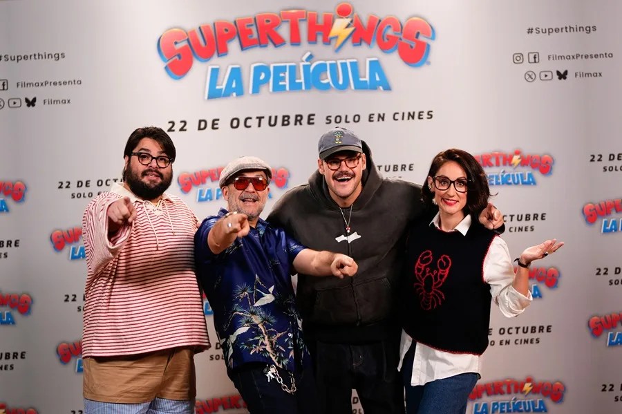 El director de cine Víctor Monigote (2i), los actores Brays Efe (i) y Ana Morgade y el músico Greg Taro (2d) posan para los fotógrafos durante la presentación de la película 'Superthings. La película'.
