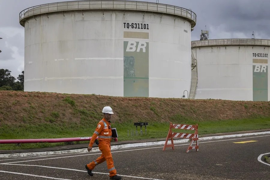 Un empleado de Petrobras camina frente a unos tanques de la unidad procesadora de gas natural.