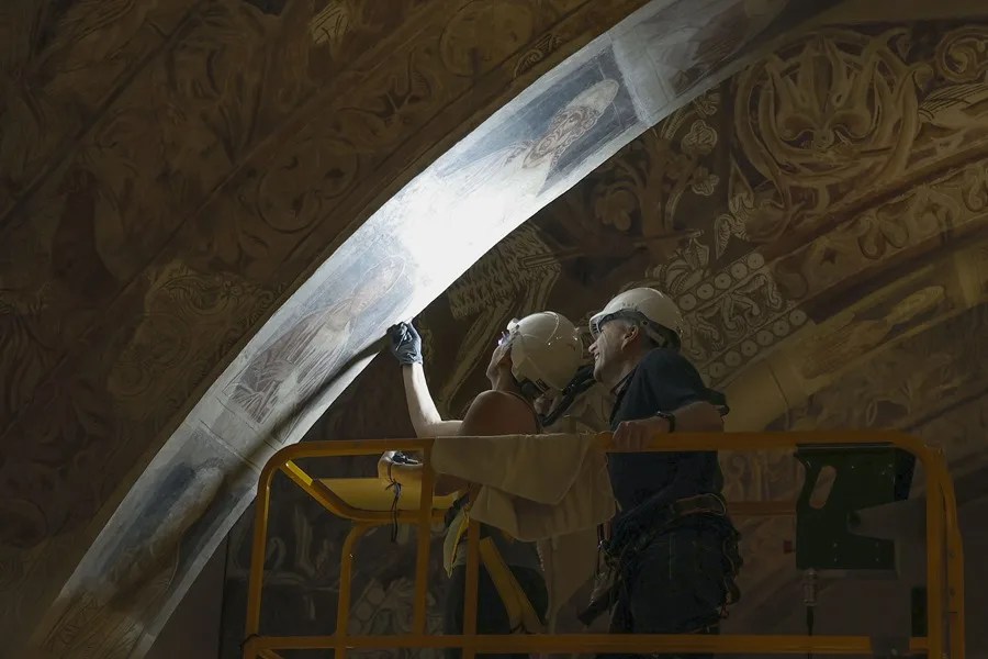 Dos técnicos analizan las pinturas del monasterio de Sijena en el Museo Nacional de Arte de Cataluña (MNAC)