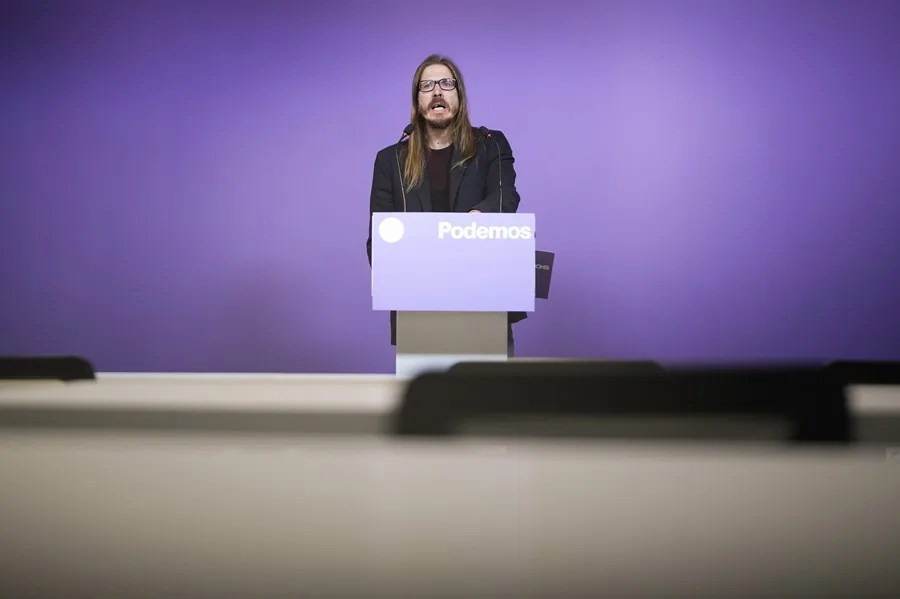 El secretario de organización y portavoz de Podemos, Pablo Fernández, ofrece una rueda de prensa, este lunes.