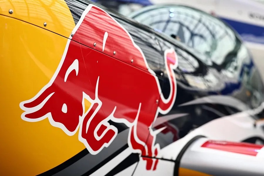 El español Diego Poncelet se ha convertido en el skater más rápido del mundo tras alcanzar los 151,83 km/h, estableciendo un nuevo título Guinness, al alcanzar la mayor velocidad sobre un monopatín.