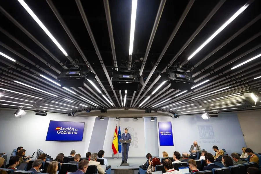 El presidente del Gobierno, Pedro Sánchez, comparece en rueda de prensa tras la reunión del Consejo de Ministros, este martes en el Palacio de la Moncloa.