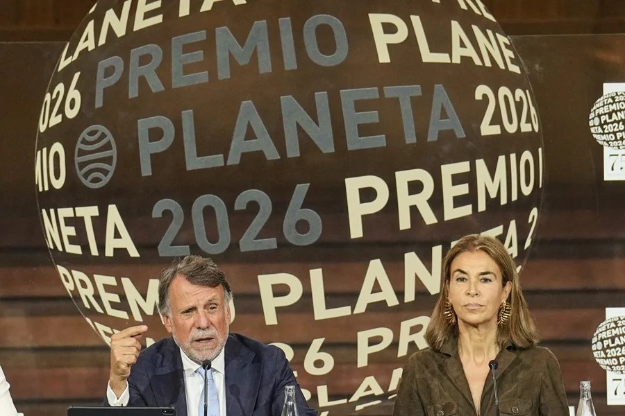 El presidente del grupo Planeta, José Creuheras, y la presidenta del jurado del Premio Planeta, Carmen Posadas, durante la rueda de prensa de presentación de la 75 edición del Premio Planeta