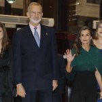 Los Reyes Letizia (2d) y Felipe VI (2i), acompañados por sus hijas presiden el XXXIV Concierto Premios Princesa de Asturias.