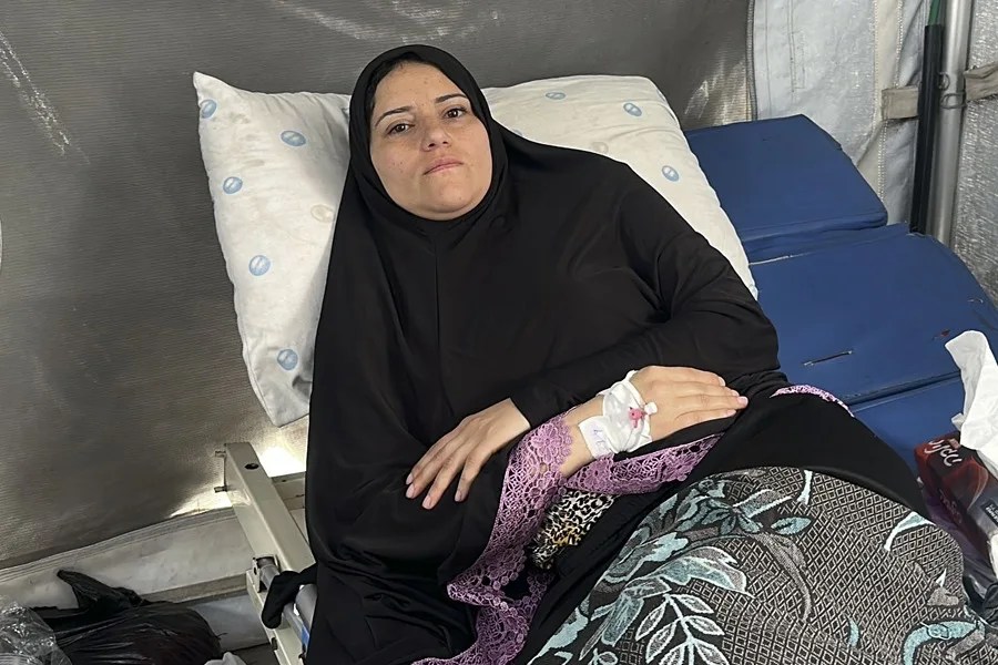 La profesora gazatí Sahar Abu Shibika impartía una clase cuando una supuesta bala perdida israelí le impactó.