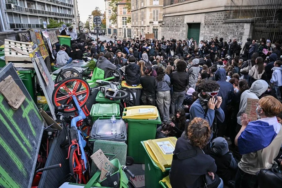 Estudiantes se manifiestan durante una protesta en París, Francia.