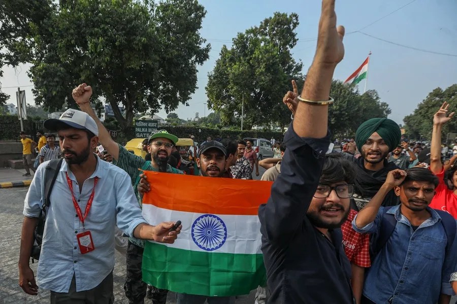 Partidarios del Cockroach Janta Party (CJP) participan en una protesta para exigir la dimisión del Comisionado Electoral Jefe, Gyanesh Kumar, en Connaught Place, Nueva Delhi.